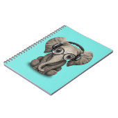 Tragende Kopfhörer und Glas niedlicher Notizblock (Linke Seite)