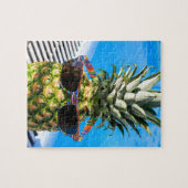 Tragende Sonnenbrille der Ananas am Swimmingpool Puzzle (Horizontal)