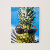 Tragende Sonnenbrille der Ananas am Swimmingpool Puzzle (Vertikal)