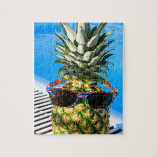 Tragende Sonnenbrille der Ananas am Swimmingpool Puzzle