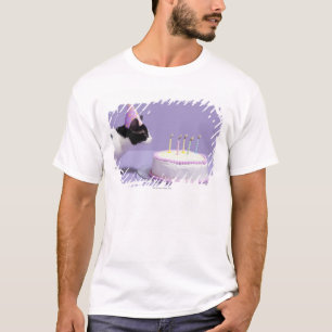 Tragender Geburtstagshut der Katze, der heraus T-Shirt