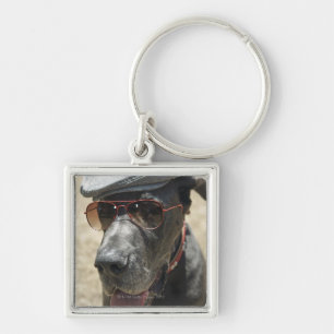 Tragender Hut und Sonnenbrille der Deutschen Dogge Schlüsselanhänger
