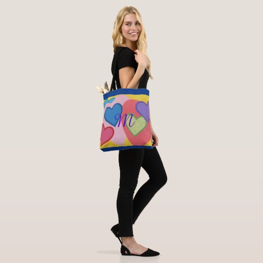 Tragetaschen mit farbigen Layered Hearts Monogram Tasche (Am Model)