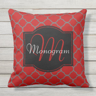 Tragflächendesign mit Monogramm Kissen