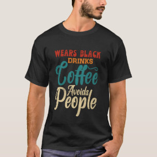 Trägt Schwarz Trinkt Kaffee Vermeidet Menschen Int T-Shirt