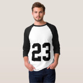 Trägt T-Shirt kundengerechtes | der Jerseyzahl 23 (Vorne ganz)