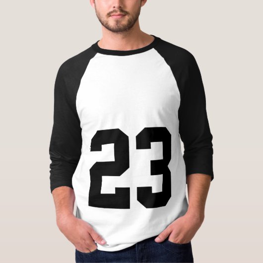Trägt T-Shirt kundengerechtes | der Jerseyzahl 23 (Vorderseite)
