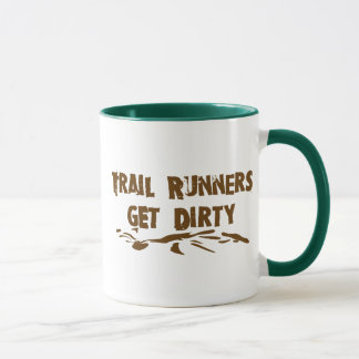 Trail Runners bekommen Schmutzigkeit Tasse