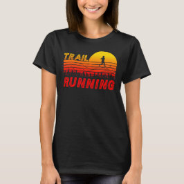 Trail Running im orangen Sonnenuntergang mit Berge T-Shirt