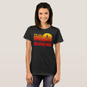 Trail Running im orangen Sonnenuntergang mit Berge T-Shirt (Vorne ganz)