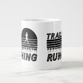 Trail Running im Sonnenuntergang mit Bergen Jumbo-Tasse