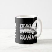 Trail Running im Sonnenuntergang mit Bergen und Wa Kaffeetasse (VorderseiteRechts)