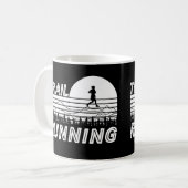 Trail Running im Sonnenuntergang mit Bergen und Wa Kaffeetasse (Vorderseite Links)