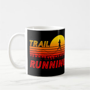 Trail Running orangen Sonnenuntergang mit Bergen Kaffeetasse