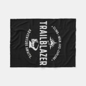 Trailblazer Adventure Awaits Hiking Climb Explore Fleecedecke (Vorderseite (Horizontal))