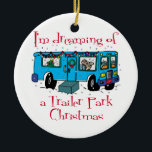 Trailer Park Weihnachten Keramik Ornament<br><div class="desc">Winnebego Trailer Park Weihnachtsgeschenke,  Geschenke und Feriendekorationen mit Bild eines Ferienhauses dekoriert Wohnwagen und Text lesen,  ich"träume von einem Trailer Park Weihnachten.</div>