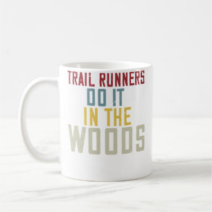 Trailrunner machen es im Wald Lustiges Laufen für Kaffeetasse
