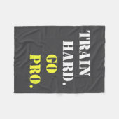 Train Hard And Go Pro - Training - Srt - Gym - Mot Fleecedecke (Vorderseite (Horizontal))