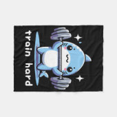 Train Hard Funny Shark Lifting Weights Dumbells G Fleecedecke (Vorderseite (Horizontal))