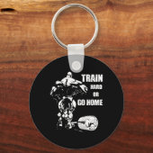 Train Hard oder Go Zuhause Swole Bodybuil Schlüsselanhänger (Vorderseite)