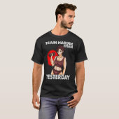 Train Harder als gestern Motivation Workout Gym T-Shirt (Vorne ganz)