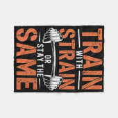 Train mit Strain - Fitness Motivation Muskel Fleecedecke (Vorderseite (Horizontal))