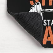 Train mit Strain - Fitness Motivation Muskel Mousepad (Ecke)
