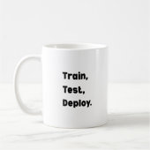Train Test Deploy Mug – AI Engineer Workflow  Kaffeetasse (Links)