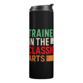 Trained in the Classical Arts Manual Transmission Thermosbecher (Nach links gedreht)