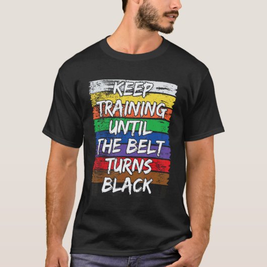 Trainiere weiter, bis der Gürtel schwarz wird Dist T-Shirt (Vorderseite)