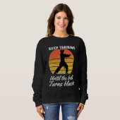 Trainiere weiter, bis der Gürtel schwarz wird Kara Sweatshirt (Vorne ganz)