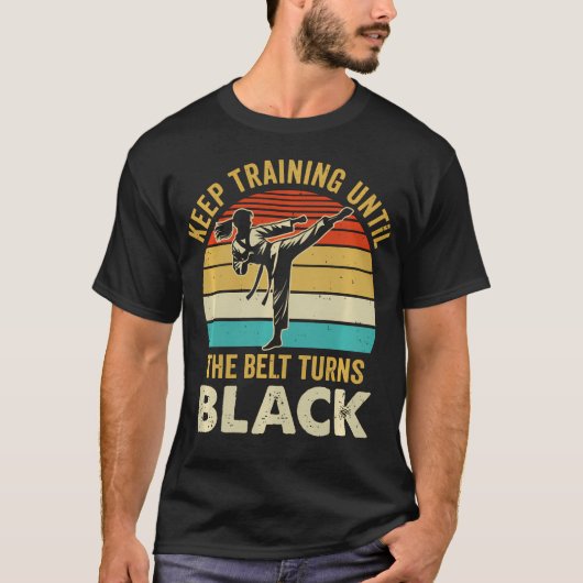 Trainiere weiter, bis der Gürtel schwarz wird Kara T-Shirt (Vorderseite)