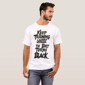 Trainiere weiter, bis der Gürtel schwarz wird – Ma T-Shirt (Vorne ganz)