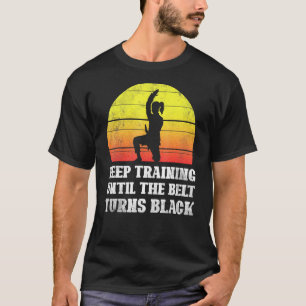 Training behalten, bis der Gürtel den schwarzen Re T-Shirt