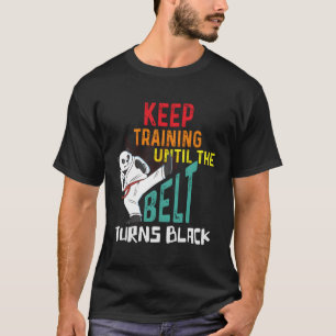 Training behalten, bis der Gürtel schwarz wird T-Shirt