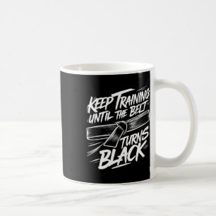 Training behalten, bis der Gürtel schwarze Karate  Kaffeetasse