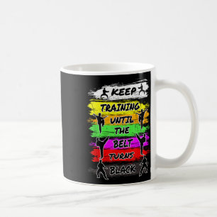 Training behalten, bis der Gürtel schwarze Karate  Kaffeetasse
