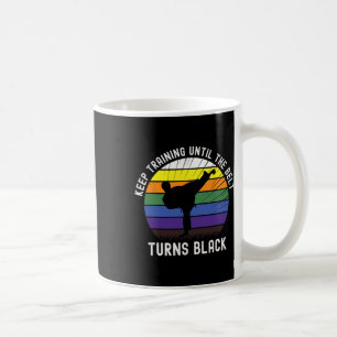 Training behalten, bis der Gürtel schwarze Karate Kaffeetasse