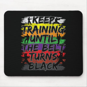 Training behalten, bis der Gürtel zum Black Karate Mousepad