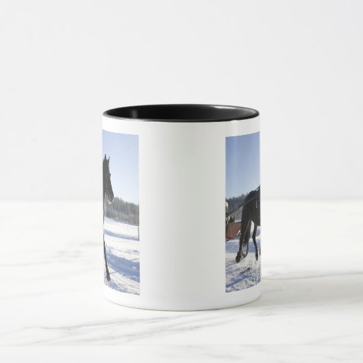 Training der Pferde in einer winterlichen Tasse (Zentrum)