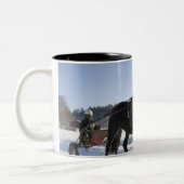 Training der Pferde in einer winterlichen Zweifarbige Tasse (Links)