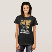 Training Dogs Is Calling & I Must Go Retro   Prese T-Shirt (Vorne ganz)