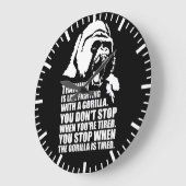 Trainingsmotivation - Training - Kampf gegen Goril Große Wanduhr (Winkel)