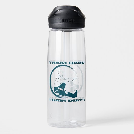 Trainingsshirt, Train hard, train dirty Motivation Trinkflasche (Rückseite)