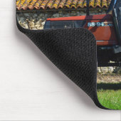 Traktor auf einem Bauernhof in Frankreich Mousepad (Ecke)