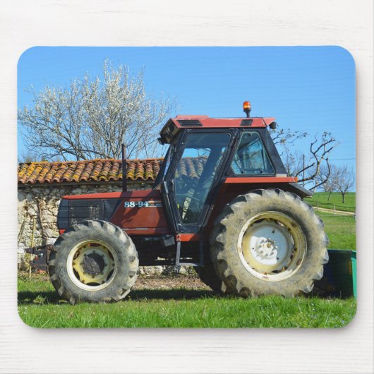 Traktor auf einem Bauernhof in Frankreich Mousepad (Vorne)