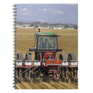Traktor, der eine Mais-Sämaschine zieht. Notizblock