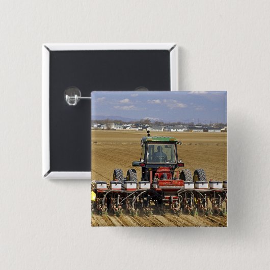 Traktor, der einen Maissaatgutpflanzer zieht Button (Vorne & Hinten)