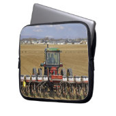 Traktor, der einen Maissaatgutpflanzer zieht Laptopschutzhülle (Vorderseite Links)