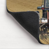 Traktor, der einen Maissaatgutpflanzer zieht Mousepad (Ecke)